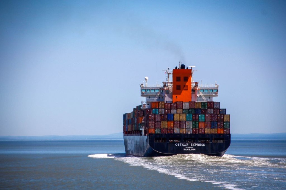 Ett stort containerfartyg som 'Ottawa Express' hanterar internationell frakt av båttillbehör och annan last.